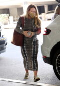 Hilary Duff a fière allure dans une robe tie-dye alors qu'elle atterrit à l'aéroport LAX à Los Angeles
