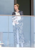 Ivanka Trump vu se détendre avec son chien sur le balcon de son appartement à Miami Beach, Floride