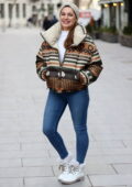 Kelly Brook a fière allure dans une doudoune et un jean moulant lorsqu'elle arrive à Heart Radio à Londres, au Royaume-Uni
