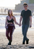 Billie Lourd montre sa bague de fiançailles en diamant sur la plage avec son fiancé Austen Rydell à Santa Barbara, Californie