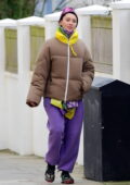 Iris Law s'habille dans une tenue originale lors d'une sortie avec son petit ami à Londres, au Royaume-Uni