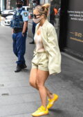 Rita Ora est élégante dans un tailleur short et des baskets Adidas jaunes en quittant son hôtel à Sydney, Australie