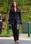 Megan Fox a l'air super élégante dans un pantalon en cuir noir avec un blazer et des talons assortis alors qu'elle se dirige vers une réunion à Los Angeles