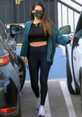 Olivia Munn arbore une chemise à carreaux avec un top court noir et des leggings alors qu'elle quitte une salle de sport privée à West Hollywood, Californie