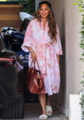 Chrissy Teigein porte une robe tie-dye rose lors de la visite du chantier de construction de son nouveau manoir à West Hollywood, Californie