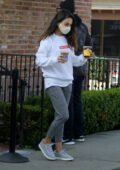 Mila Kunis est bien au chaud avec un sweat-shirt et un pantalon de jogging alors qu'elle prend un café à Los Angeles