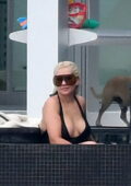Christina Aguilera porte un maillot de bain noir alors qu'elle plonge dans la piscine entre les séances à Miami, en Floride