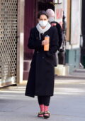 Katie Holmes s'emballe dans un trench-coat, un sweat à capuche gris et des chaussettes roses lors d'une sortie à New York