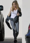 Denise Richards se maquille alors qu'elle sort pour faire quelques courses à Malibu, en Californie