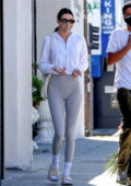 Kendall Jenner montre sa silhouette élancée dans des leggings gris tout en prenant du jus avec un ami à West Hollywood, Californie