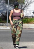 Addison Rae berce un débardeur et un pantalon camouflage tout en faisant une course de jus à Los Angeles