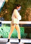 Eiza Gonzalez opte pour un sweat à capuche et des leggings lors d'un dîner à Los Angeles