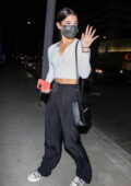 Charli D'Amelio salue la caméra alors qu'elle attrape un dîner de fin de soirée au BOA steakhouse à West Hollywood, Californie