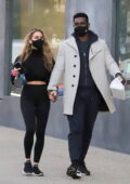 Chrishell Stause et son petit ami Keo Motsepe se tiennent la main pendant qu'ils sont dehors après avoir dîné à West Hollywood, Californie