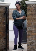 Priyanka Chopra arbore une veste à capuche et des leggings violets alors qu'elle quitte sa maison à Londres, Royaume-Uni