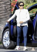 Eva Longoria vu portant une veste blanche et des leggings bleus à Beverly Hills, Californie