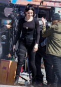 Hailee Steinfeld a repéré des scènes de tournage avec Jeremy Renner sur le tournage de 'Hawkeye' à New York