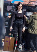Hailee Steinfeld a repéré des scènes de tournage avec Jeremy Renner sur le tournage de 'Hawkeye' à New York