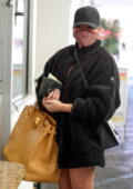 Chrissy Teigein attend sa voiture chez le voiturier après une visite chez le médecin à Beverly Hills, Californie