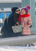 Irina Shayk vu rire alors qu'elle était assise au bord de la rivière Hudson avec sa fille à New York