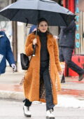 Selena Gomez est tout sourire alors qu'elle prend une courte pause pendant le tournage de 'Only Murders in the Building' dans le Queens, New York