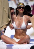 Amelia Hamlin profite du soleil dans un bikini blanc tout en profitant de la plage avec Scott Disick le jour de la Saint-Valentin à Miami, Floride