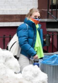 AnnaSophia Robb vue portant trois masques faciaux alors qu'elle arrive sur le tournage de 'Dr Death' à New York City