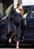 Emma Stone montre sa bosse de bébé alors qu'elle quitte un bâtiment médical avant de prendre un art encadré à Studio City, Californie