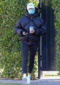 Hailey Bieber reste au chaud dans une doudoune alors qu'elle quitte son cours de Pilates du matin à West Hollywood, Californie