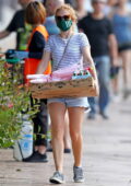 Isla Fisher a du mal à transporter ses essentiels de la Saint-Valentin après ses courses à Rose Bay à Sydney, Australie