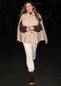 Kelly Brook est tout sourire alors qu'elle quitte les Global Radio Studios à Londres, au Royaume-Uni