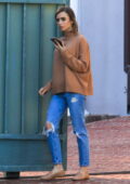 Lily Collins discute sur son téléphone alors qu'elle sort vêtue d'un pull marron à Beverly Hills, Californie