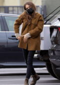 Lily Collins porte une veste marron et un jean noir alors qu'elle fait ses courses chez Trader Joe's à Los Angeles