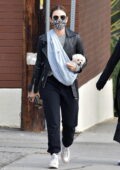 Lucy Hale emmène son nouveau chiot sur une écharpe lors d'un déjeuner avec un ami à Studio City, Californie