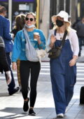 Lucy Hale porte son petit chiot sur une écharpe alors qu'elle sort prendre un café avec un ami à Los Angeles