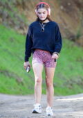 Lucy Hale sports short imprimé léopard avec un sweat-shirt noir lors d'une randonnée à Los Angeles