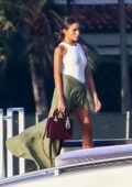 Olivia Culpo a l'air fabuleuse dans un body blanc et une jupe portefeuille verte tout en profitant d'une fête en bateau à Miami Beach, Floride
