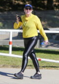 Rebel Wilson se démarque dans un sweat à capuche jaune vif et des leggings noirs lors d'une randonnée à Los Feliz, en Californie