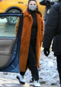 Selena Gomez vu portant un long manteau de fourrure orange sur une tenue noire alors que sur le tournage de la 'Only Murders in the Building' à New York City