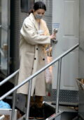 Selena Gomez vu sortir de sa caravane sur le tournage de 'Only Murders In The Building' à New York City
