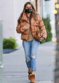 Sofia Vergara a fière allure dans une doudoune marron à Beverly Hills, en Californie
