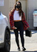 Olivia Munn enfile une chemise à carreaux rouge, un crop top blanc et des leggings noirs alors qu'elle quitte la salle de sport à West Hollywood, Californie