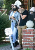 Eiza Gonzalez a l'air cool en double denim alors qu'elle déjeune avec un ami au Alcove Cafe de Los Angeles