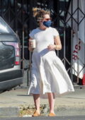 Ashley Tisdale vu vêtue d'une robe blanche alors qu'elle sort pour le café de l'après-midi à Los Feliz, Californie