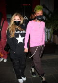 Avril Lavigne et Mod Sun se tiennent la main alors qu'ils partent après un dîner au BOA steakhouse à West Hollywood, Californie