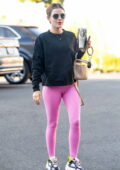 Lucy Hale vu arriver pour une session de Pilates portant un sweat-shirt noir et des leggings roses à Los Angeles