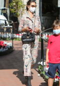 Alessandra Ambrosio a l'air élégante dans une combinaison à motifs alors qu'elle emmène ses enfants déjeuner à Pacific Palisades, en Californie
