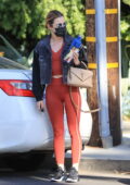 Lucy Hale sports leggings rouges et un crop top avec veste en jean alors qu'elle quitte un spa à West Hollywood, Californie