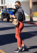 Lucy Hale sports leggings rouges et un crop top avec veste en jean alors qu'elle quitte un spa à West Hollywood, Californie