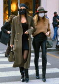 Irina Shayk a l'air super chic dans une tenue Versace lors d'une sortie avec Valentina Michetti à Milan, en Italie